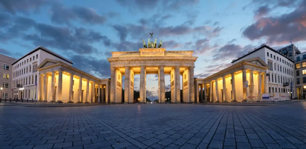 Ein Team von Fachleuten bei der Entrümpelung einer Wohnung in Berlin. Kartons und Möbel werden sortiert und für die Entsorgung vorbereitet.